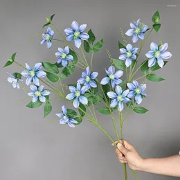 Dekorative Blumen realistischer Plastik 5-Kopf-Clematis gefälschte Blume Easy-Care-Simulation für Hochzeitsheimdekoration Dekoration