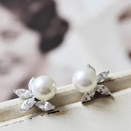 Orecchini a bottone Huitan Dainty imitazione perla Fantasia Accessori per orecchie a forma di fiore per le donne Gioielli di moda da indossare ogni giorno