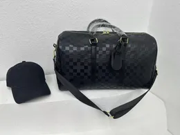 男性用のファッションデザイナーのダッフルバッグは、高級荷物レザーハンドバッグを持ち歩く女性のための女性のためのバッグ大容量キープオールスポーツ荷物45cm