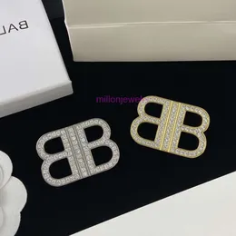 Biżuteria BB kolczyka Instagram Pełna diamentowa litera b broszka brooch spersonalizowana luksusowa broszka Mała pachnąca dekoracja wiatru spersonalizowana wszechstronna trend