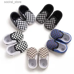 First Walkers 2023 First Walkers Baby Shoes Ical Checkered Toddler First Walker nyfödda Baby Boy Girl Shoes Soft Sole Cotton Casual Sports Spädbarn Crib Shoes L240402