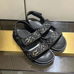 Designer de chinelos de chinelos de verão Papai sandálias femininas lã de lã de lã casual moda moda ao ar livre sandálias de borracha sola sola com conforto pai botões de metal de metal slipper