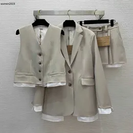 ブランドスーツの女性スーツコートデザイナーレディースファッションベストディナージャケットブレザースカート3pcsオーバーコート3ピースブレザー4月2日
