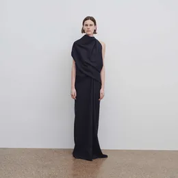 Küçük ve eşsiz bir tasarım duygusu eğik a-line etek ile kadın bahar/yaz 2024 için satır düşük klasik kolsuz elbise