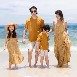 Family Beach Giyim Anne ve Kızı Eşleştiren Tatil Sarı Elbise Kolsuz Baba Oğul Tişörtleri Set Tatil Kadın Elbiseleri 240323