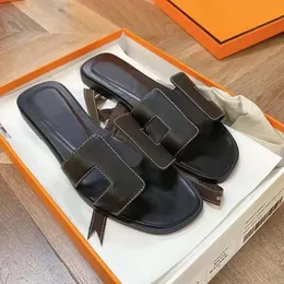 슬리퍼 디자이너 샌들 패션 플립 플롭 2024 New Calfskin Beach Flip-Flops One Line Flat Wear Shoes