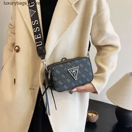 Omuz Çantası Tasarımcısı Amerikan Trend Marka Mektubu Yeni Minimalist Zincir Ekleme Basılı Düz ​​Renk Moda Küçük Meydan Kadınlar İçin Bir Omuz Crossbody ile