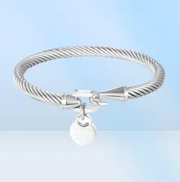 Bangle Design Clássico Gancho Punhos Pendurar Pêssego Coração Charme Pulseiras Para Mulheres Cabo De Aço Inoxidável Jóias Amor Pulsera Gift3292629