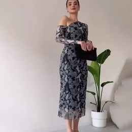 Kalça sargısı seksi slimfit elbise serpantin basılı kadınlar için uzun kollu