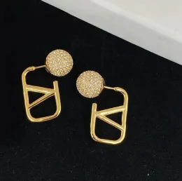 ماركة Women Fashion Brand 18K Gold Letter Ear Stud arring لها طوابع مصممة فاخرة الأقراط