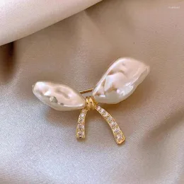 브로치 우아한 불규칙한 진주 활 모조 다이아몬드 핀을위한 세련된 미니멀리스트 실크 스카프 버클 의류 보석 액세서리