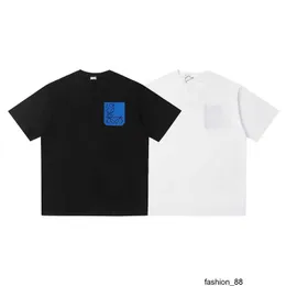 Designer versão correta de LO Yiwei 2024 início da primavera peito falso bolso bordado casal de homens e mulheres camiseta de manga curta 7KHZ