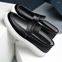 Sıradan ayakkabılar Kore tarzı erkekler moda siyah beyaz kayma tembel ayakkabı düz platform spor ayakkabılar nefes alabilen yaz yumuşak deri moafers erkek