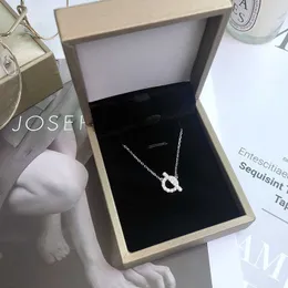 Lyxvarumärke Charm Sterling Silver Classic Small Q Letter Necklace Pig Nose Full Diamond Round ClaVicle Chain Style med logotyp