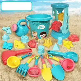 Giochi con la sabbia Divertimento in acqua 23 pezzi Set da spiaggia estivo Giocattoli per bambini Scavare nella sabbia Secchio di plastica Annaffiatoio Pale per bambini Gioco d'acqua da spiaggia Giocattoli Strumenti 240402