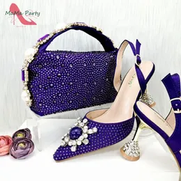 ドレスシューズ2024高品質のイタリアンデザインスペシャルは、結婚式のために暗い紫色のハンドバッグを一致させるつま先のポンプ