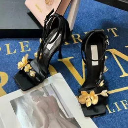 Kadın Tasarımcı Sandalet Stiletto Topuk Sandalet Altın Çiçek Seksi Siyah Renk Ziyafet Ayakkabı