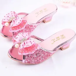 Летние сандалии для девочек, тапочки принцессы с блестками, детские вечерние модельные туфли на высоком каблуке, кожаные тапочки для детей, шлепанцы 240318