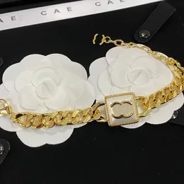 Luxury Gold-Plated Armband Märkesdesigner Lyxigt temperamentarmband Högkvalitativt smycken Inlag Display Luxurisk charmlåda Matchande födelsedagsfest
