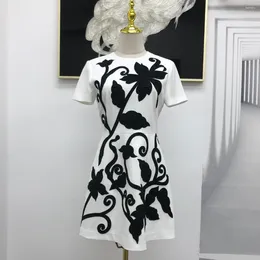 Partykleider 2024 Mantel A-Linie Midi Kleid Büro Dame Elegant Solide Sommer Weiß Mode Frauen Stickerei