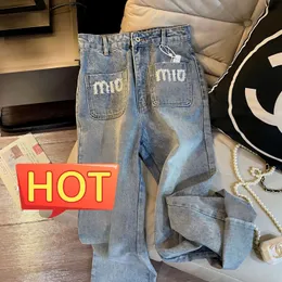 2024 Miui Top Luxus Damenbekleidung Damen Jeans Jeans Damen Damenhosen Bell-Bottom-Hose Denim-Hosen Taille Mode Blaue Hosenhose Design-Jogginghose