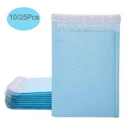 Фотография светло -голубые пузырьковые рассылки 10/25 упакованные раскрашенные почтовые конверты.