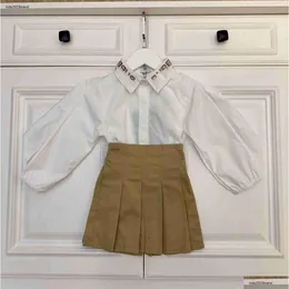 Kläduppsättningar Designer Baby Autumn Suit Dress Suits For Girls Storlek 100-150 cm 2st Fashion Design Embroidered Lapel Shirt och Khaki Sh Otwpx