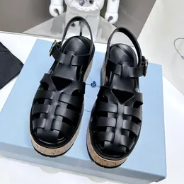 NY DESIGNER P SANDALER RUBBER TJÄRT SOLE HOLLOGE HUDDA KVINNER LÄDER CASIAL SANDAL EVERATED BUCKLE Roman Tide Outdoor Beach Slippers Box Storlek 35-40