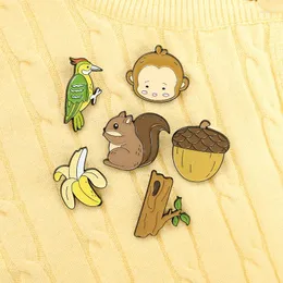 Broschen Affe Banane Eichhörnchen Tannenzapfen Emaille Pins Specht Stamm Brosche Wald Tier Revers Abzeichen Tasche Schmuck Geschenk für Kinder Freund