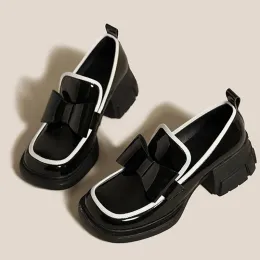 Stövlar kvinnors skor fyrkantiga tån tjocka loafers nya 2022 Autumn Patent Leather Tjocksoled Highheeled Shoes Women's Sling Bow