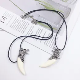 Fashion Mens Vintage White Black Wolf Tooth Pendant Alloy Necklace Man Halsband Kedja Läderhalsband smycken Partihandel