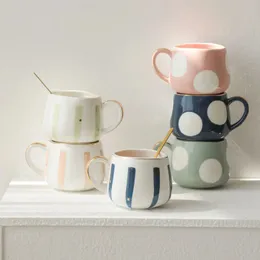 Stripe Speckled Ceramic Tazza Caffetteria Oro Inlarsato per la colazione intagliato Cuca d'acqua Gift di compleanno per bevande per le bevande.