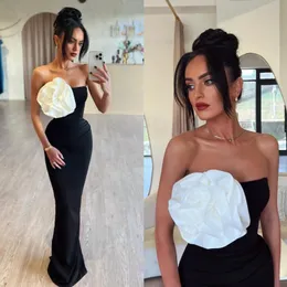 Schwarzweißer Meerjungfrau Prom Kleid trägerloser blumiges Blütenhaut Abendkleider elegante Satinkleider für besondere Anlässe Partykleider