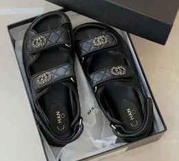 المصمم Sandale Fashion Laiders 7A جودة عالية للسيدات حذاءًا عاديًا بغل الصيف سيدة السفر الجديدة شاطئ أحذية شريحة جلدية شقة صندل Lambbskin Luxury 9