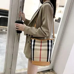 Stylish Luxury Straddle Bag Korean East Gate Dr Canvas Checkered Bucket Bag Ny trendig Internet Kändis mode en axel stor kapacitet diagonal sträldle