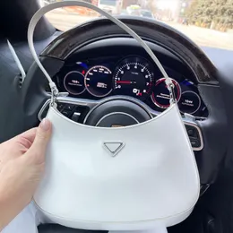 Luxurys Cleo Üçgen Koltuklu Tasarımcı Çanta Kadın Moda Çanta Çantası Gümüş Deri Crossbody Omuz Çantaları Kız Erkek Manyetik Kapanma Tote Koltuklu Debriyaj Çanta