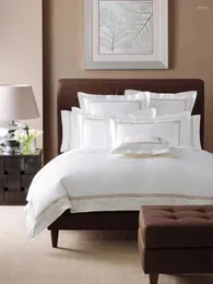 Sängkläder sätter lyxig Egypten Bomull Vit broderier 5 stjärnor El Set Long-Staple Satin Strip Bed Line DuvetCover Sheet
