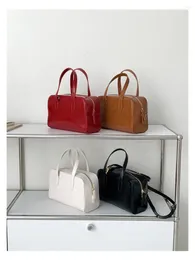 Cordão vermelho único ombro axilas saco feminino primavera 2024 grande capacidade quadrado elegante laca couro bolsa mensageiro