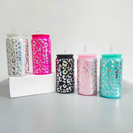 Bunte Vinyl -Wrap -Aufkleber holographische 16oz Shinny Leopard Glas Dosen hohes Borosilikatglas mit bunten PP -Deckeln für Eistekaffee, Soda, Pop