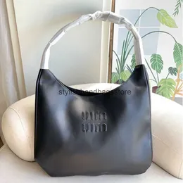 Totes 2023 New Cross body Large Capacity Womens Bag with High Aesthetic Value Tablet One Shoulder Commuting Lightweight Underarm Tote H240403