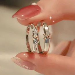 2 pezzi Anelli nuziali Nuovi anelli di coppia di lusso alla moda per donne uomini abbaglianti Zirconia Square Delicate Delicate Ring Wedding San Valentino Gioielli romantici