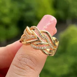 2pcs Eheringe Huitan Neu gestaltetes Twist Design Gold Farbe Eheringe für Frauen asphaltiert weiße CZ Mode Ring Engagement Bands Schmuck 2022