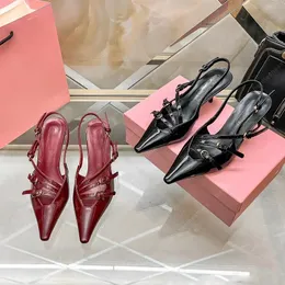 Miui Tasarımcı Ayakkabı Yavru Kedi Topuk Yüksek Topuklu Kadın Sandalet Patent Deri Orijinal Deri Ayakkabı Düz ​​Renk Nareli Ayak Toka Dekor Desen Deri Partisi