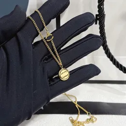 Lyxvarumärkesdesigner hängen halsband Inlay Crystal 18k guldpläterad rostfritt stål bokstav choker hänge halsband pärlor kedja smycken tillbehör gåvor ingen låda