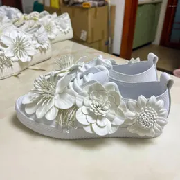 Casual Shoes White Artificial Leather Sneakers Kvinnor Fashion Flower Applique Sport Board Handgjorda stor storlek 35-44 Slip-In