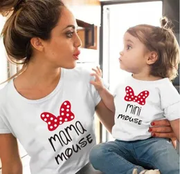 Mamma och mini -familj matchande klädkläder bomull Kawaii Bow Tshirt Mommy and Me Clothes Tops Baby Girl Clothes Matching Outfit2110717