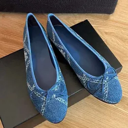 Designerskie buty baletowe później dżinsowe niebieskie slingbacki Sandałowy łuk płaskie buty dama skórzane pompki na przyjęcie uliczne buty biurowe nr488