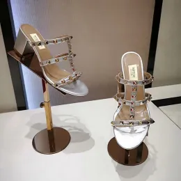 Terlik Marka Kadın Sandaletleri Heels ile Gerçek Deri Perçinler Yaz Günlük Terlikleri Gürültüsiz Tasarımcı Sier Square Topuk Pompaları