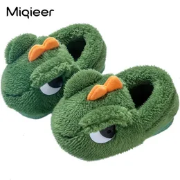 Vinterbarn hem mjuk toffel för flickor pojkar varm bomull dinosauri flip flop non slip barn golvskor baby pantuflas 240402