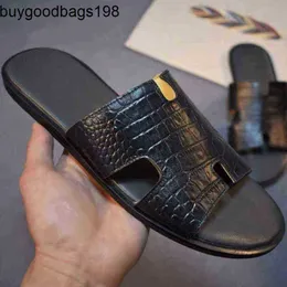Izmiss tofflor Mens Slipper Summer Leather 2024 Ny trend Flip Flops Europe Station bär sandaler utomhus i